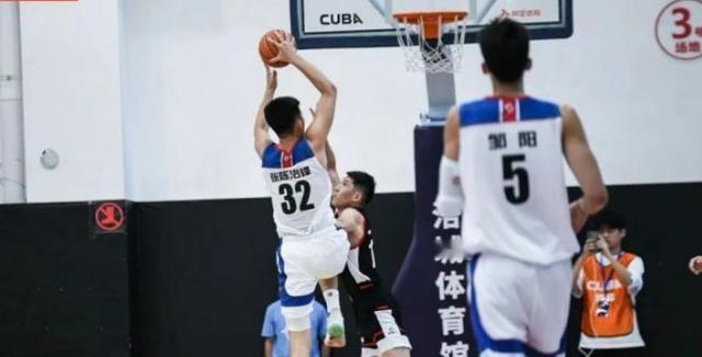 今年世青赛U19，广东队参赛的五个人都很差，杨溢那种身体条件，放到辽宁队属于连梯