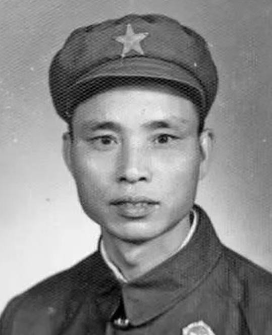 1951年，一位志愿军战士拿着刚缴获的美式重机枪，向敌人射击却发现怎么都打不中，