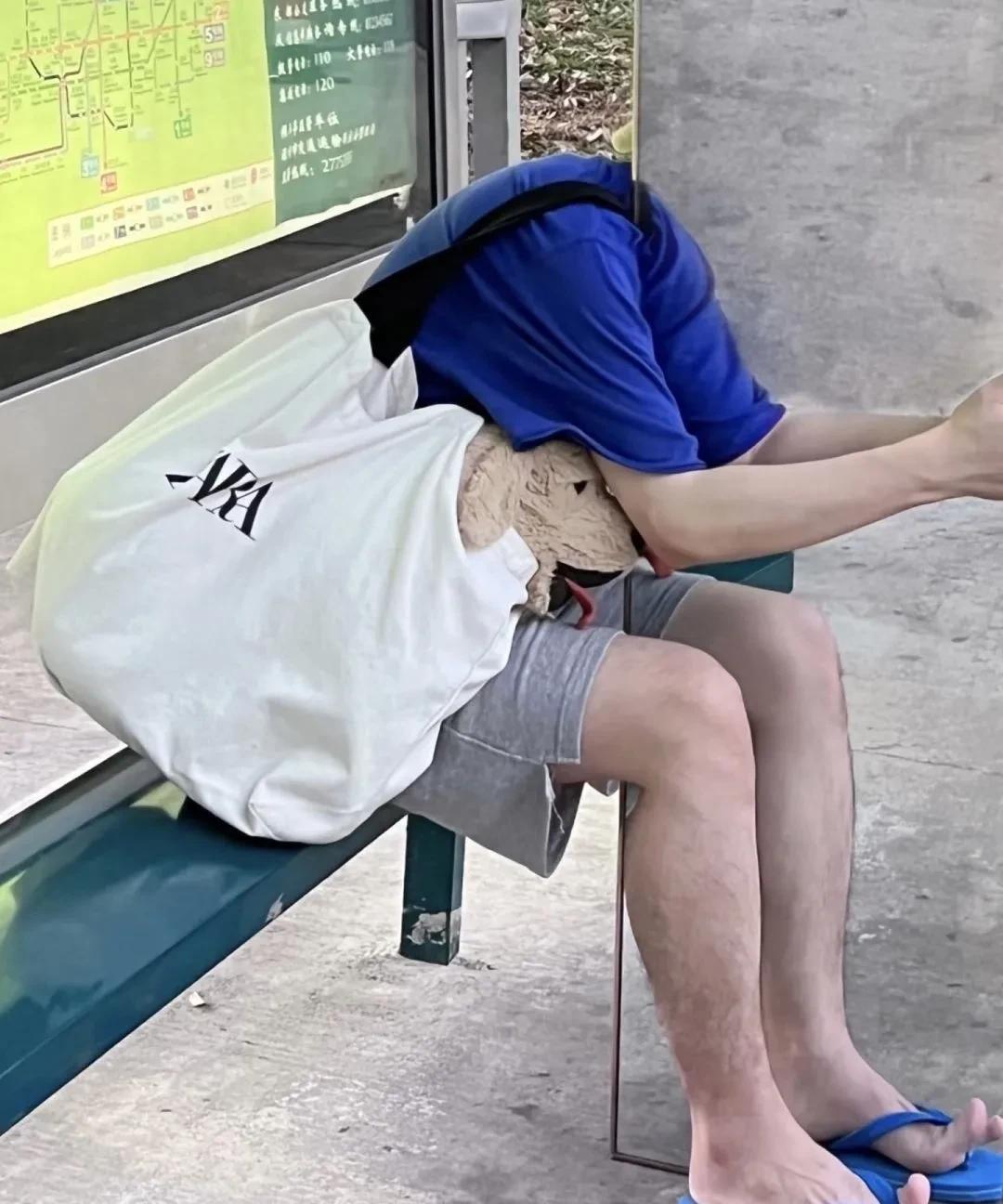 以为他带着一顶时尚磨菇帽子[捂脸哭]看到他的第一眼我居然想到的是这个烤鸡[捂脸哭]…