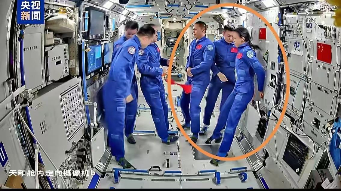 见证航天员在轨交接的画面，原本满心欢喜，可目光落到黎家盈身上时，心里瞬间多了几分