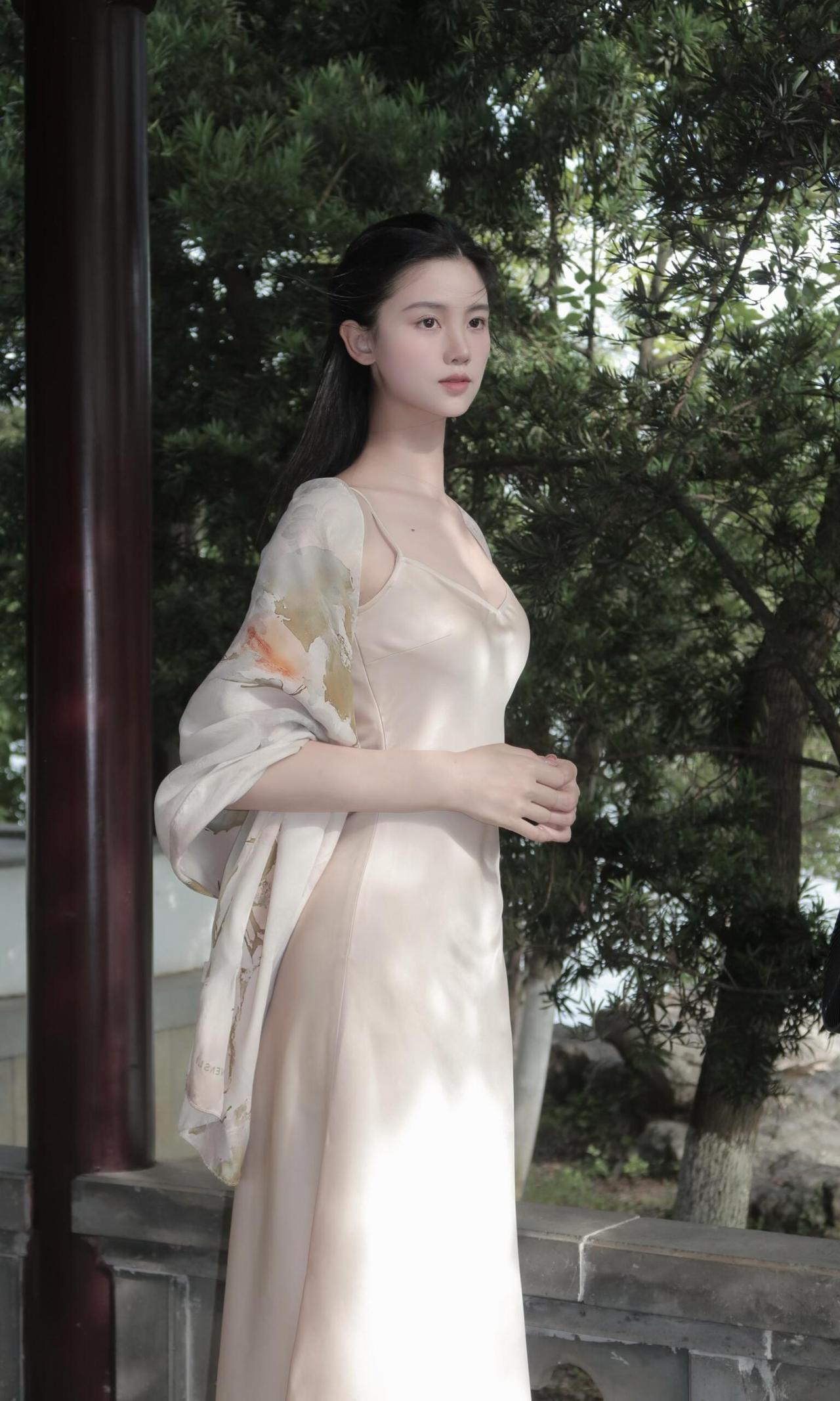优雅又高级感满满古典美人。性感美姿