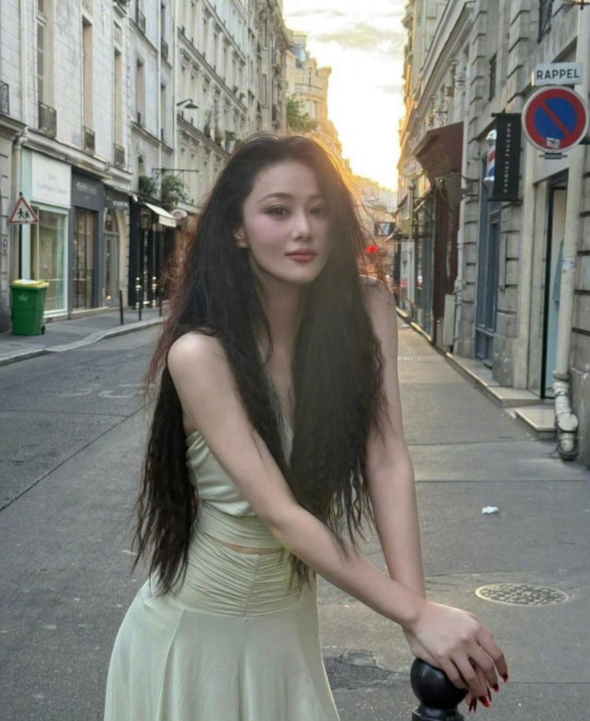 又瘦又美还这么会拍，每一帧都美得让人移不开眼[红脸笑][红脸笑][红脸笑]张馨予