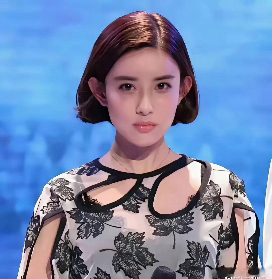 孟子义刚出道前就这样，肯定没整容。可为什么那么多人非说她整了？我实在搞不懂​​