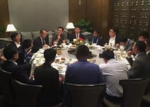 男子带着妻子去餐厅吃饭，结果遇见了公司的领导。妻子随即让男子去跟领导打招呼。男子