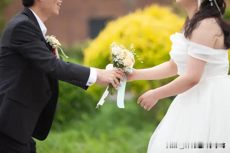 一个关系还算比较不错的朋友，我一看就知道他遇见捞女了，他谈了一个女朋友，女朋友整