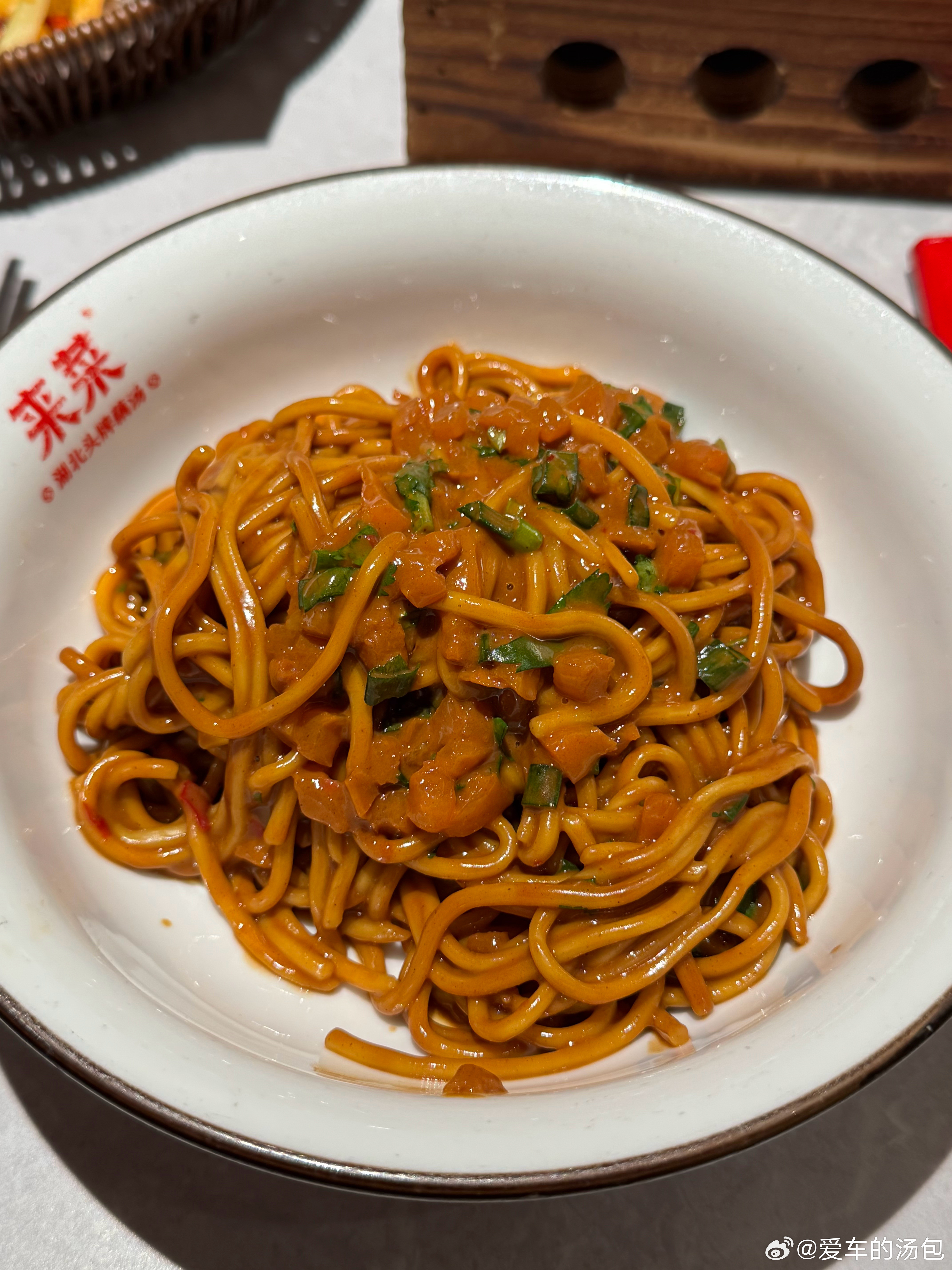 把半个武汉人吃沉默了….这热干面居然是偏甜的记得小时候不能吃辣，都对早餐店说热干