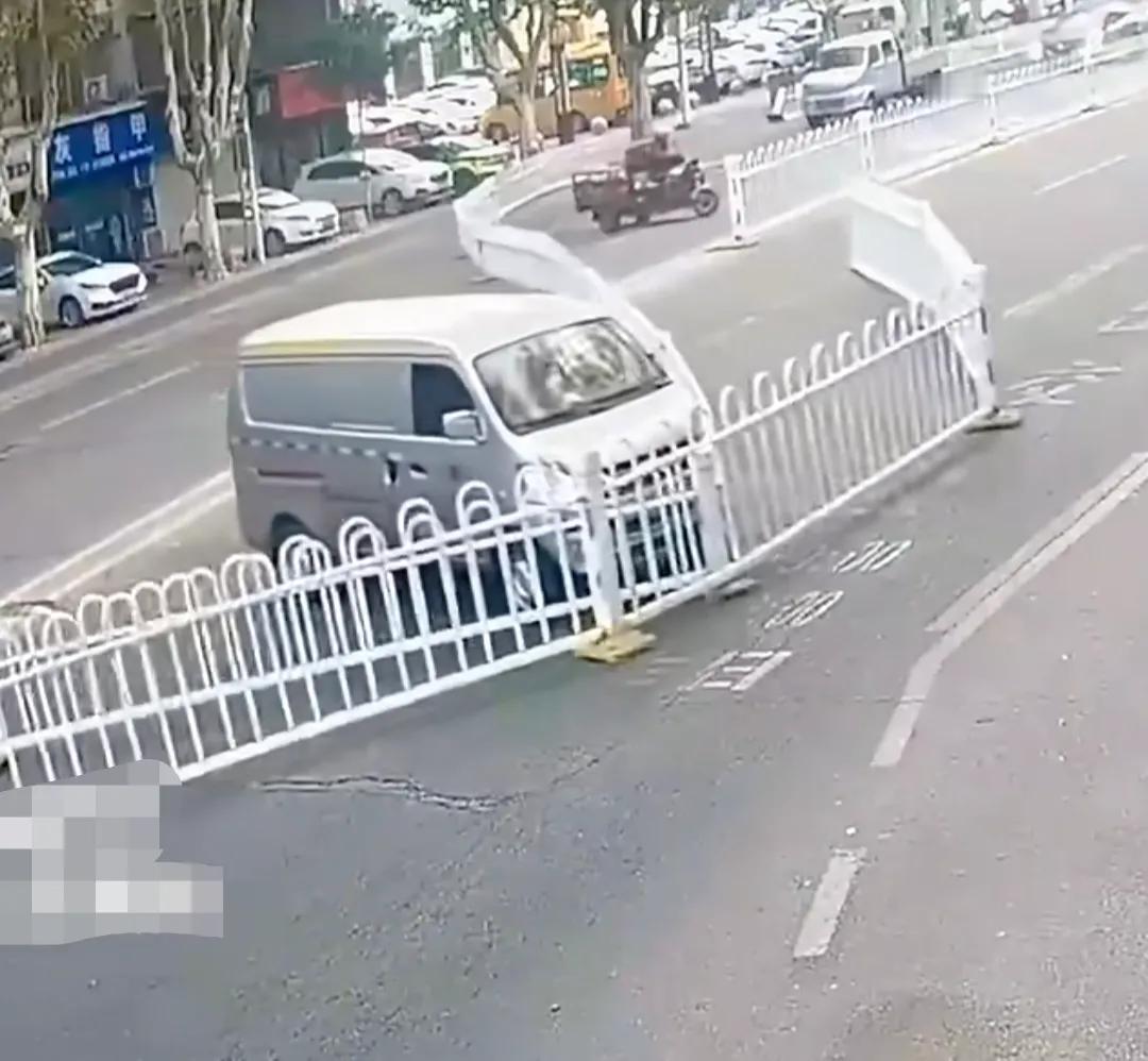 路上最便宜的就是你的车了，不信你看看路上其他物品的价格就知道了！一网友不小心撞上