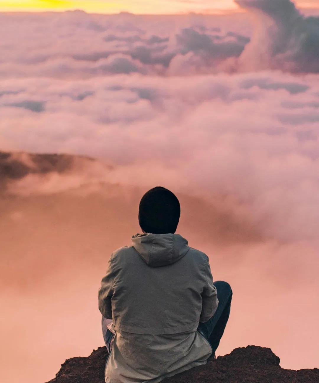 不要跟任何人走得太近，时间久了，你会发现，所有的坏事全是熟人干的。我的意思是一定