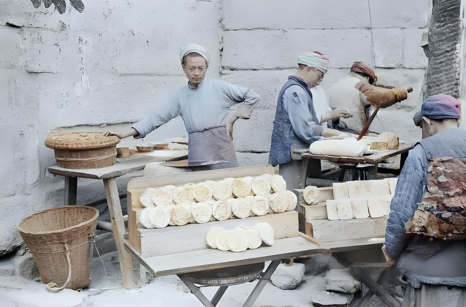 1944年的山西街头，战火阴影还没散尽，可生活的烟火气，偏在石墙根下倔强冒头。 