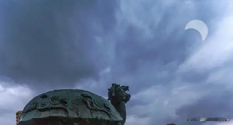 别再以为AI只会写论文了。它现在干的事，是“审问”三千年前的商朝巫师。社科院