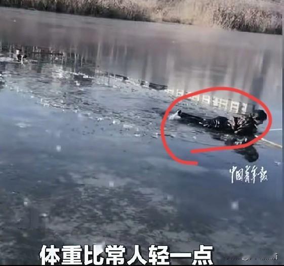 像这样跳进冰窟窿救人的13岁女孩，难道社会不应该给予更多的关注吗？才仅仅13岁