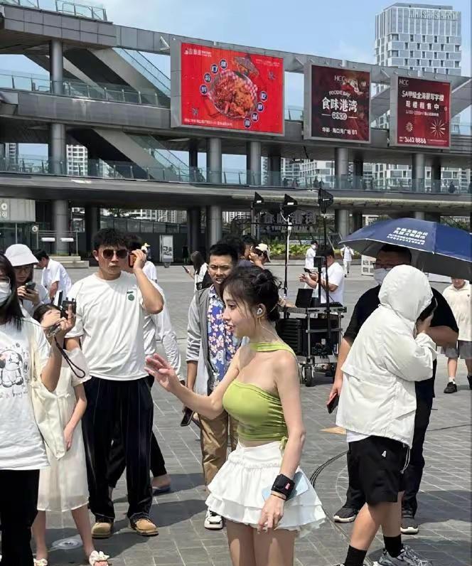 实话实说冯提莫的身材真好啊可以说她不好看，但是不能说她身材不好！冯提莫穿着