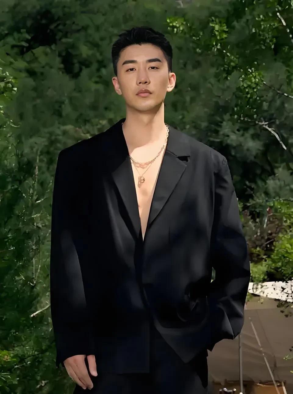查明白了，演“葱山小白马”的这个男演员，我说咋好像在哪见过，原来他就是在电视