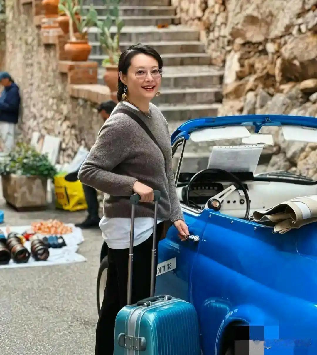 53⁠‎‏岁的袁立在‍‎意大利⁠自驾‎游，一‍‍个‎‌人拖着行李﻿箱，满脸都是开