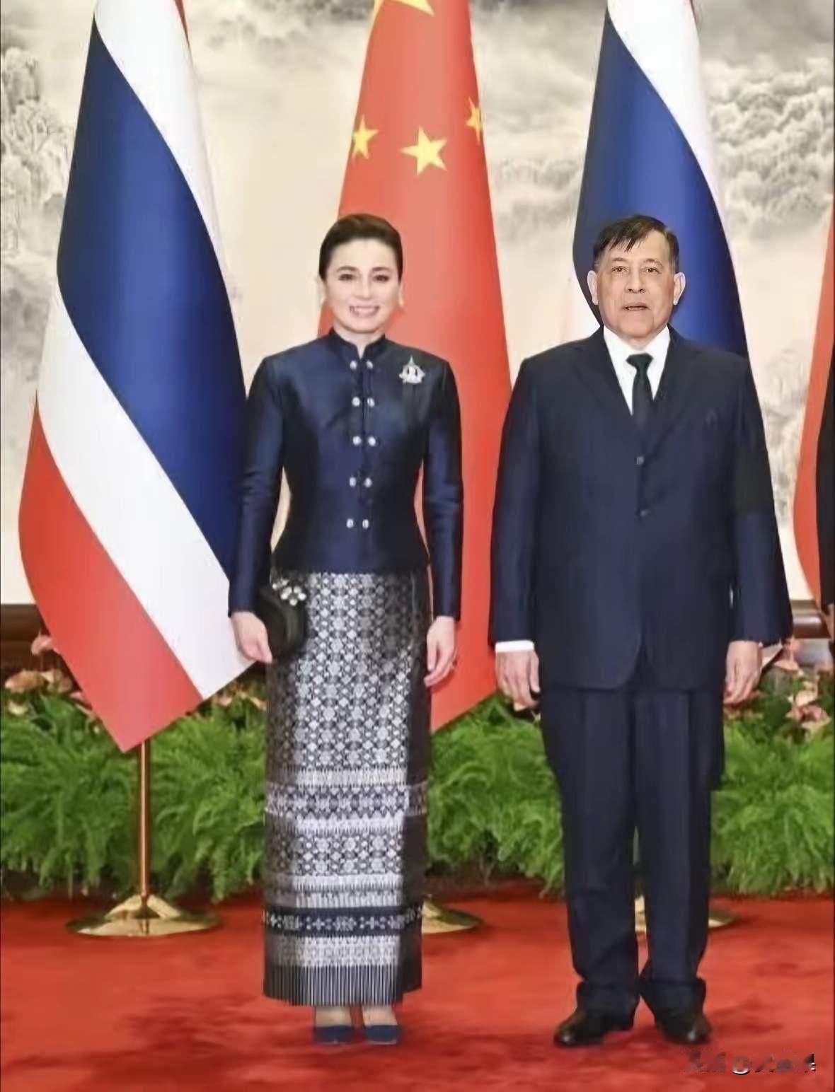 这次泰国国王首次访问中国，王后苏提达引人注目。真是优雅得体，仪态万方，怎么看