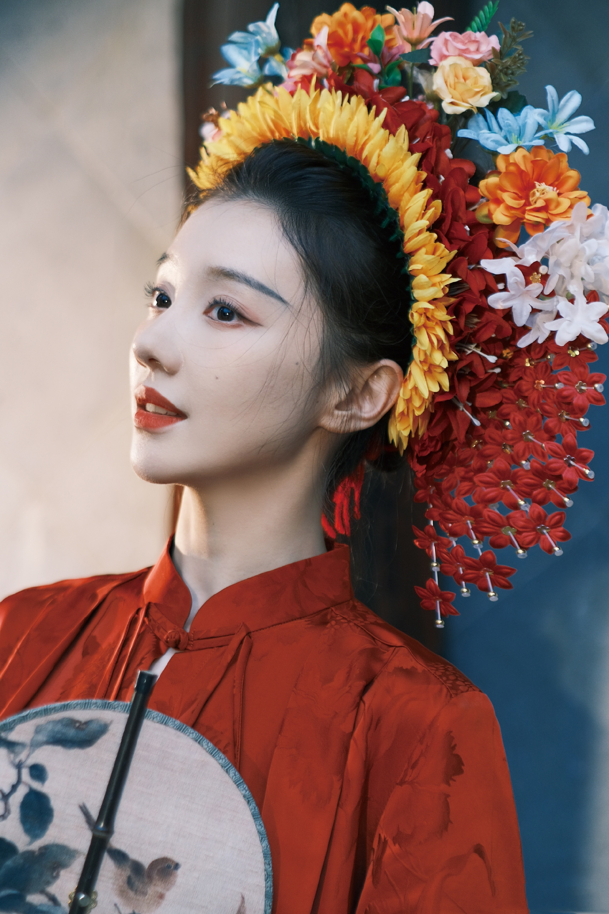 王鹤润，生日国泰民安簪花妆，红色穿搭，氛围感满满。王鹤润