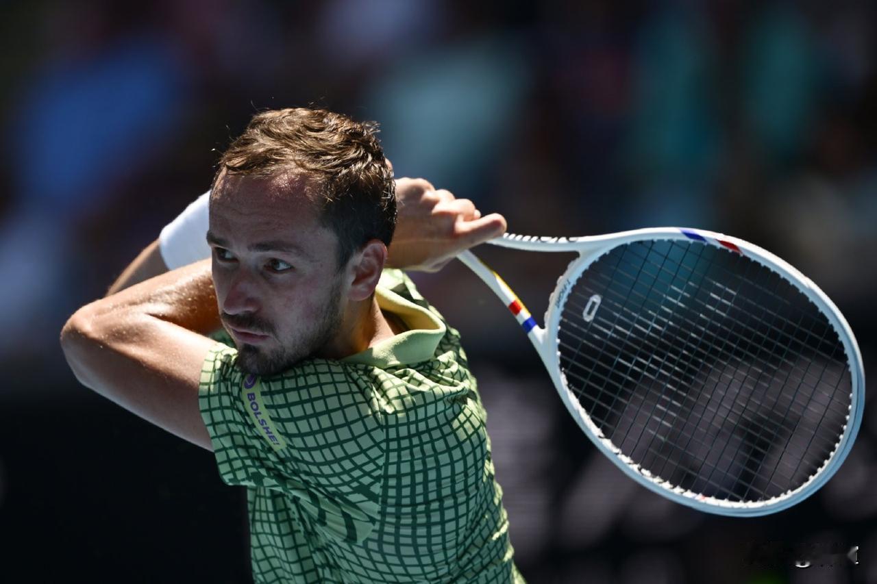 梅德维德夫，现役第8人！澳网男单首轮3-0横扫德容之后，梅德维德夫不仅成功追平