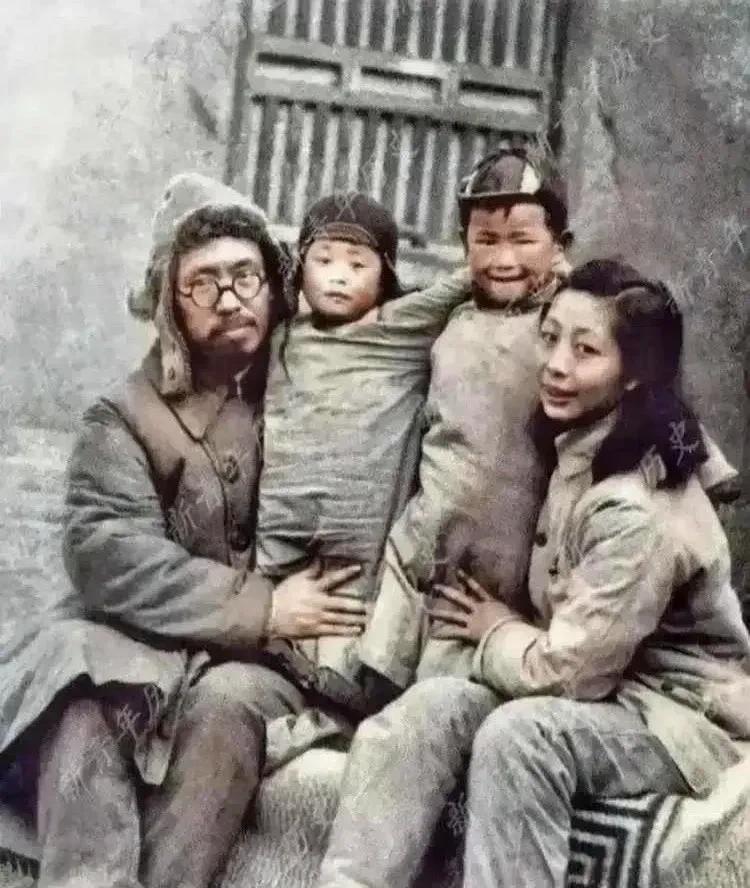 在战火纷飞的1942年，一张珍贵合影被留存下来。照片中的主人公，是时任山东军区司