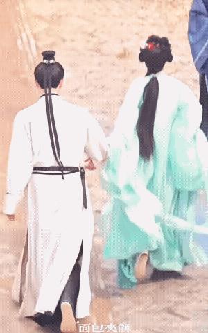 一瓯春男女主同框，两人好像一起出游呢！这个女主个子挺高的，没有最萌身高差哟！