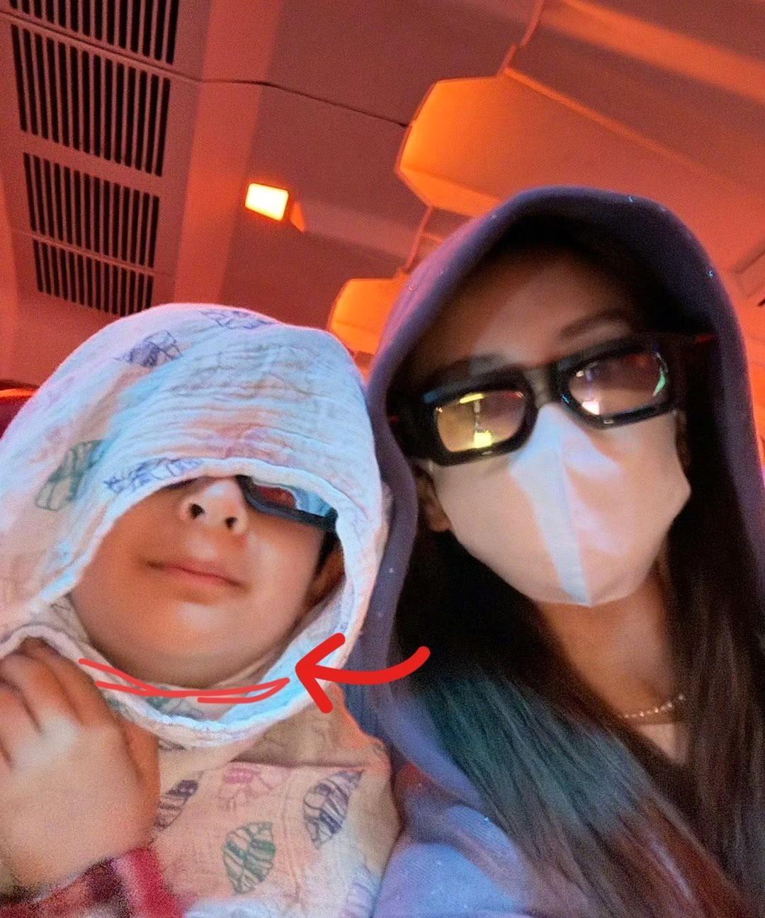 小海绵果然人如其名干干净净，白白胖胖的虽然蒙着眼睛但是一看就像黄晓明手也