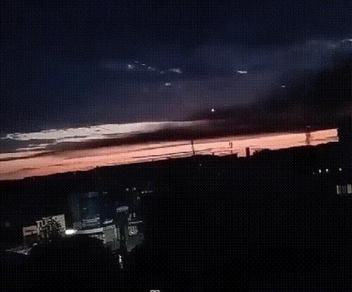 炸出太阳，乌克兰发生巨大爆炸，火光将天空照如白昼！7月20日至21日夜间，基辅