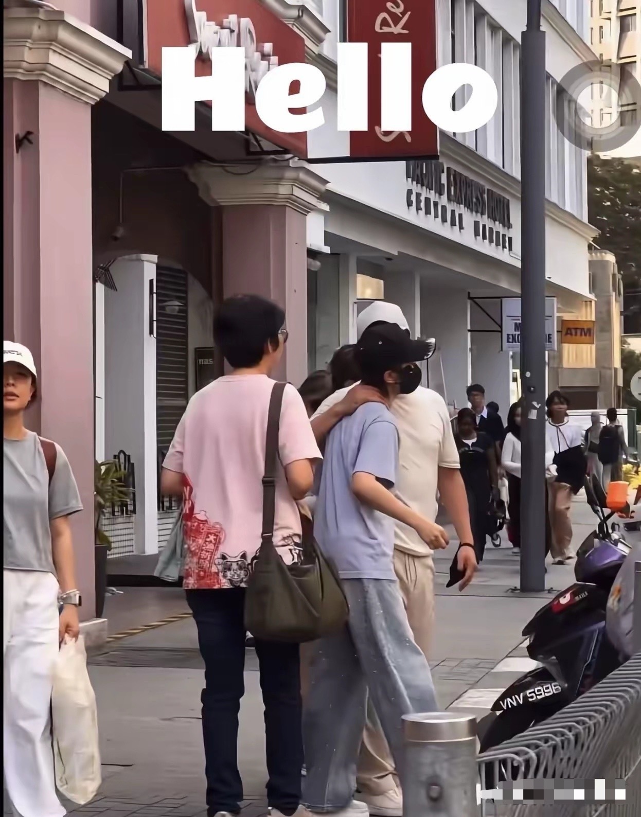 吴京和妻子谢楠在吉隆坡旅行，许久不拍戏了，战狼也难逃胖出大肚腩啊