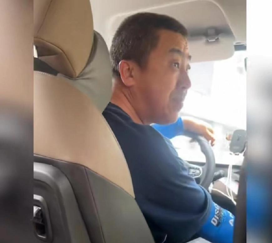 近日海南海口某位网约车司机搭载女乘客时，与女孩发生了冲突，司机言语辱骂女孩，脏话