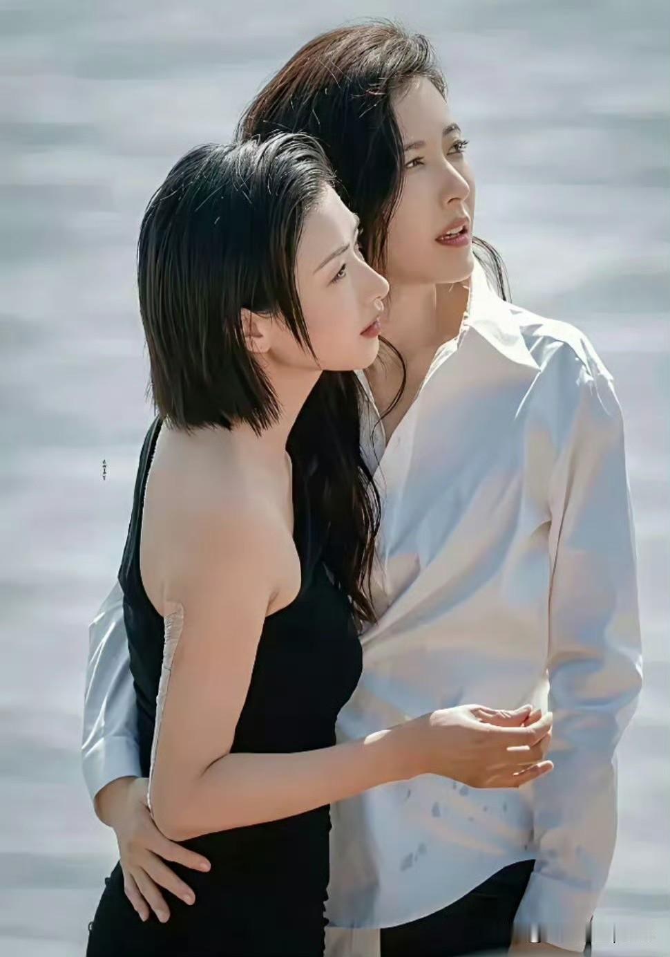 曾黎47岁状态也太顶了吧，站在42岁的万茜旁边完全看不出年龄差。之前保剑锋说曾黎