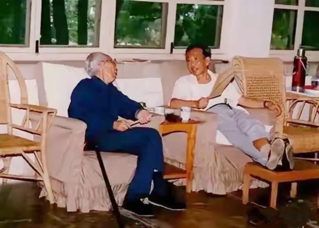 上世纪八十年代末，王震将军（左）与王任重同志亲切交谈时的照片。两位老革命家一位是