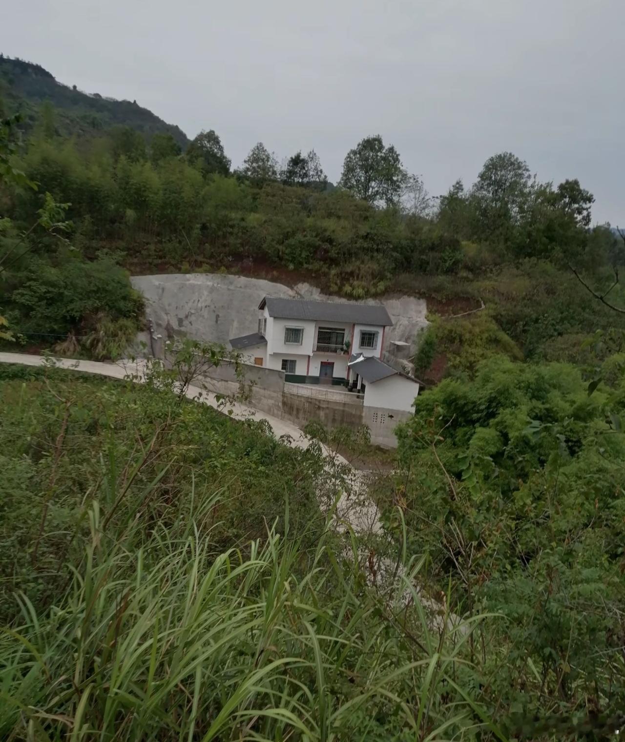 这种房子修在这个位置，真的好像“👻屋”啊