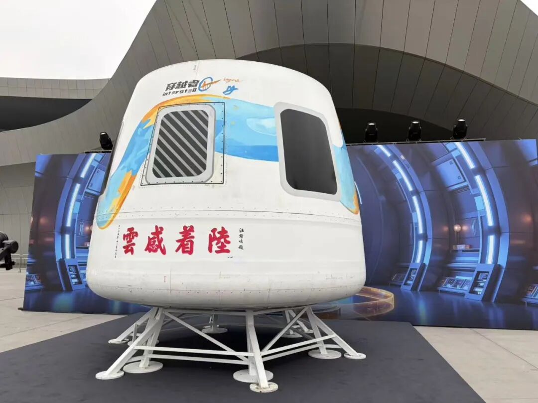 中国太空旅游首批20余位游客已预定, 包括演员黄景瑜, 预售船票300万/张