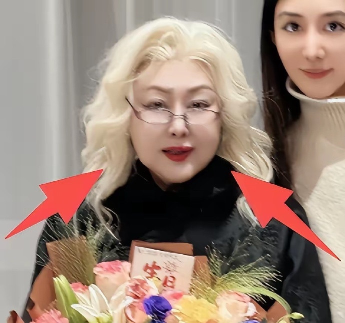 76岁的斯琴高娃在生日宴上戴着一顶假白发，还涂着大红唇，着实是让人有点吓到了，或