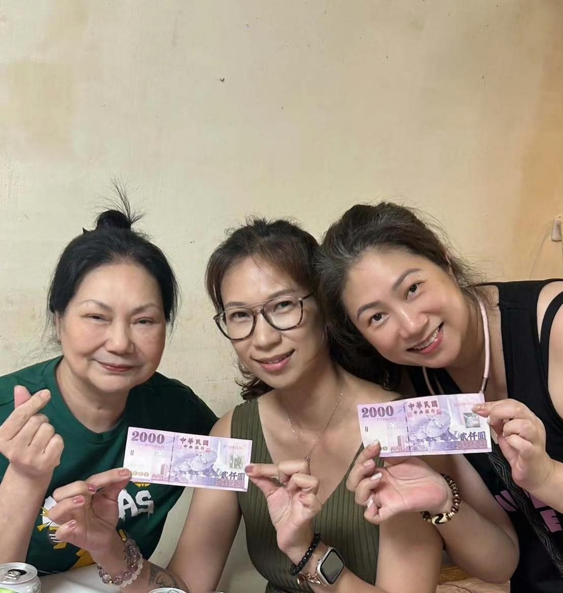 大S妈妈总算快走出来了9月28日下午，有网友发了一张图片，在前两天的中秋节，