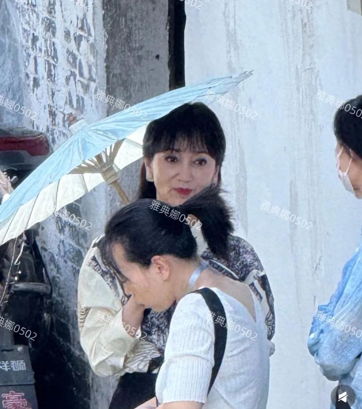 绍兴偶遇赵雅芝，本人没有网上说得那么年轻手和脖子很暴露年纪!
