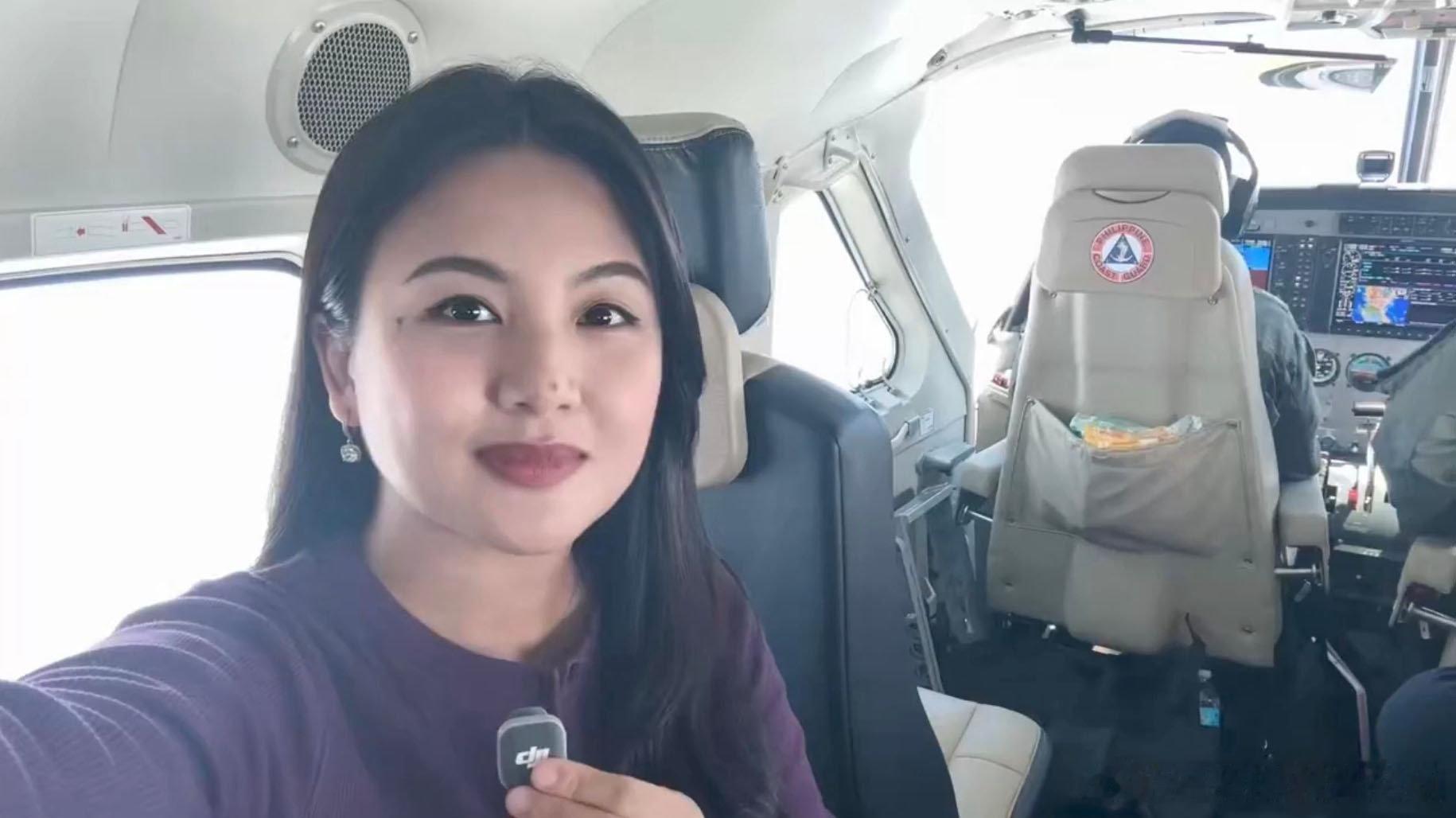又是这个熟面孔，菲律宾女记者跟随菲律宾海岸警卫队小飞机在中国南海上空飞行，经常可以看见她出现在镜头前