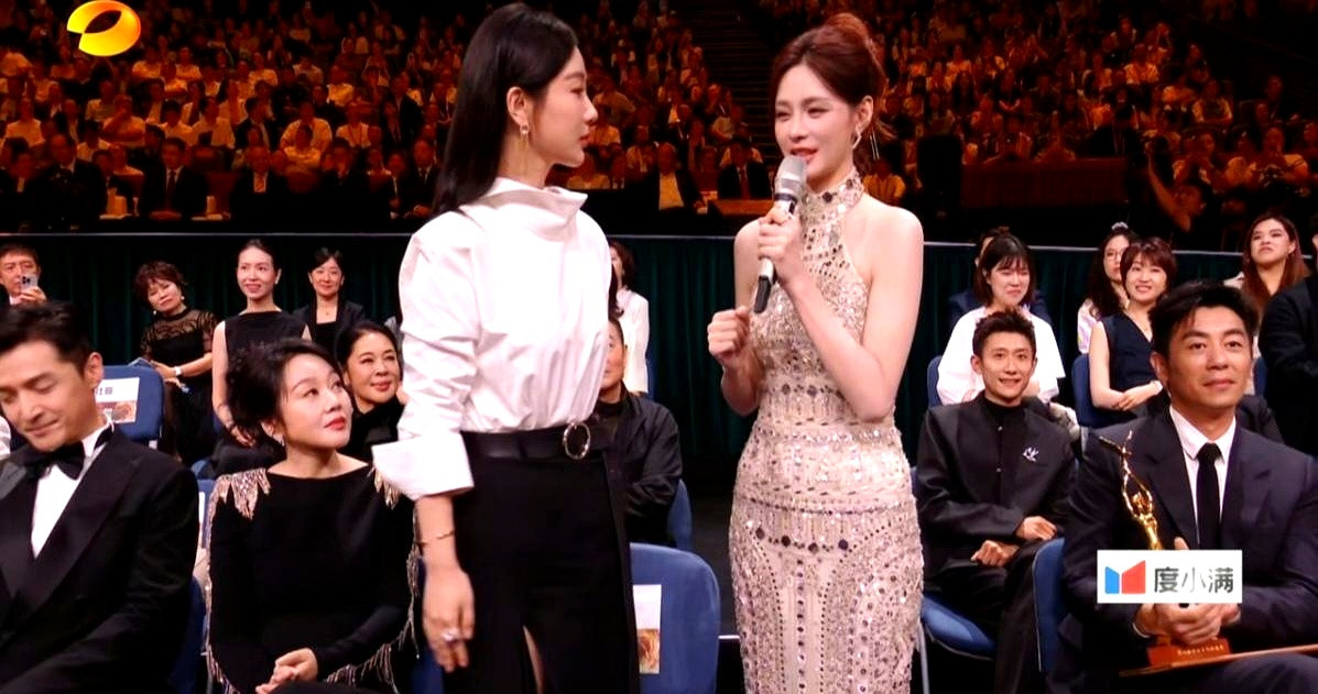 金鹰奖颁奖现场，还没等最佳女主角揭晓，杨紫就在台下扯着嗓子唱起了《好运来》，把旁边的张一山逗得直乐。