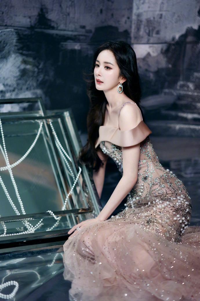 杨幂女神降临请拆封真的会被杨幂的温柔感狠狠击中，出场像一份软软糯糯的礼物，拆封