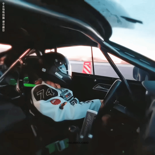 我趣，白鹿开赛车了