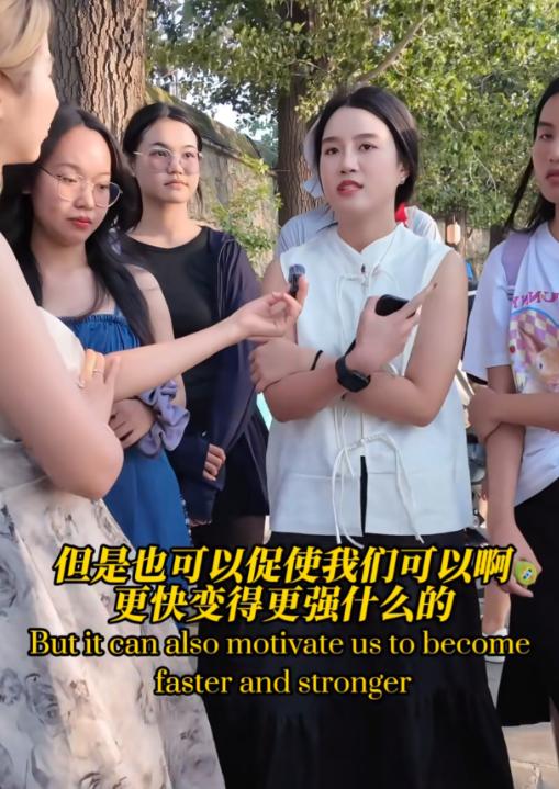 网友感慨：对外大手笔，对内却处处精打细算？刷博主拍的曼谷国内高校招生展，看完心