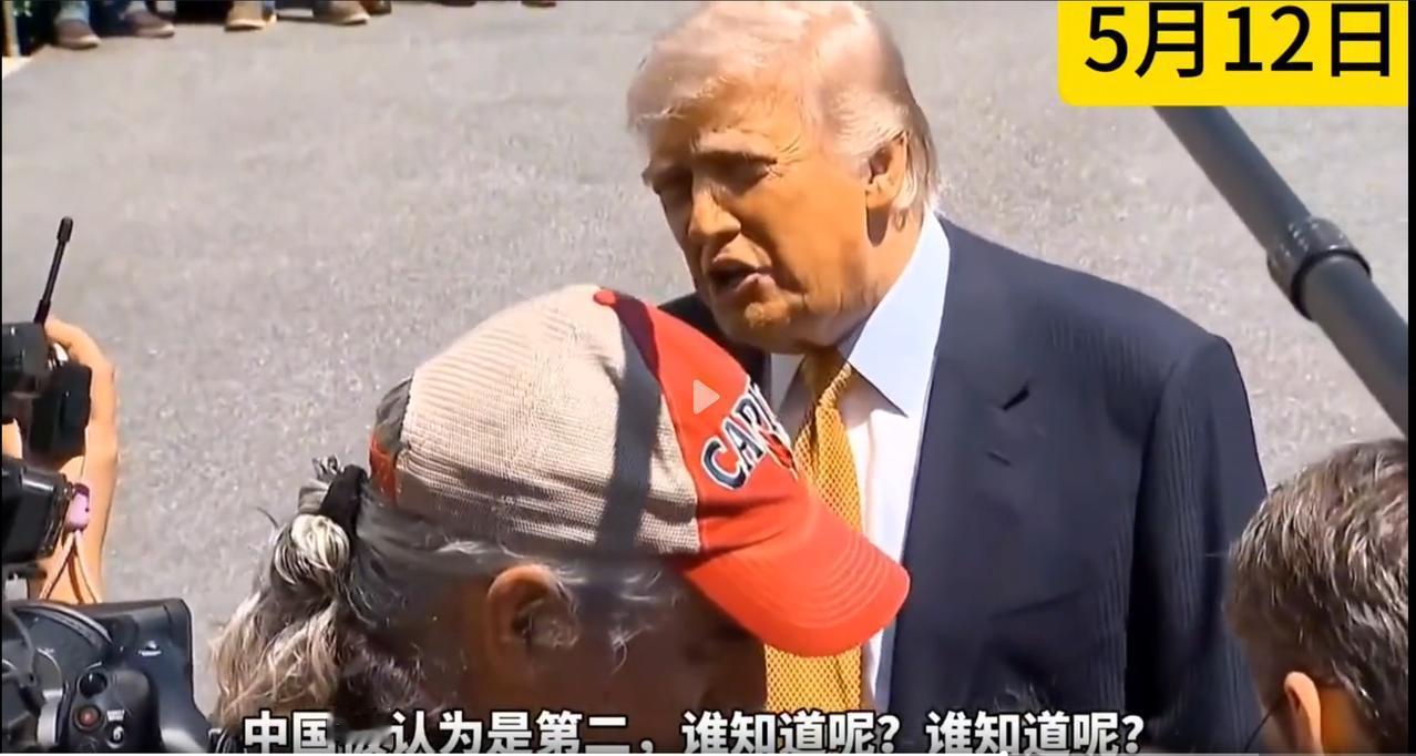 特朗普临上飞机，撂下句狠话：“美国第一，中国第二。”可一看他身后的美国，通胀烧身