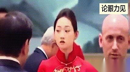 我一直以为国宴的服务员，拼的是顶级服务。直到我暂停画面，一帧一帧地看他们的眼神，