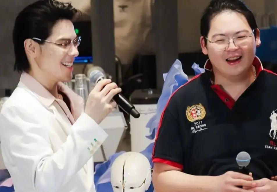 向佐把自己花了五个亿也没捧红这事儿，直接端到易立竞面前。他管自己叫“阿斗”，