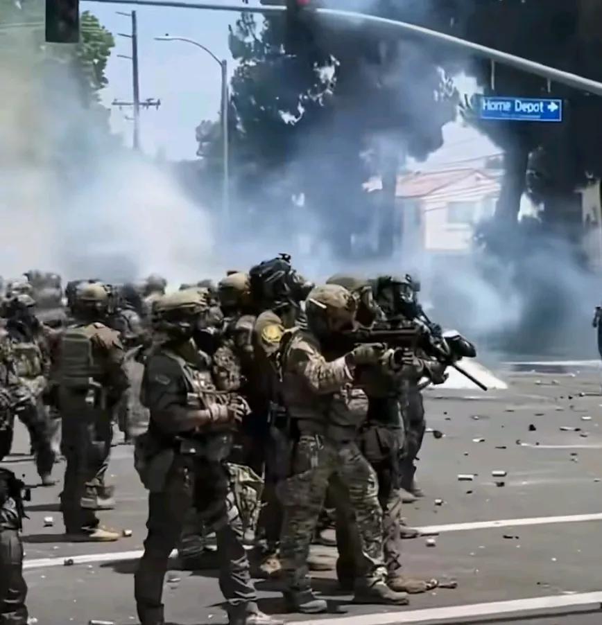 洛杉矶民众又跑到街上去嗨了，关键是加州州长纽森都不想管这事儿，这可把老特气得够呛