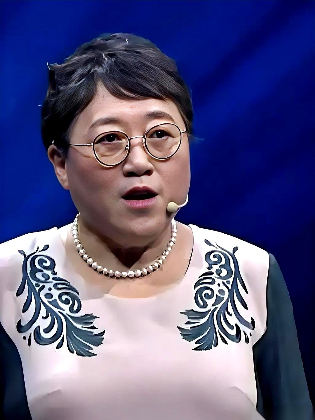 我跟你说个特逗的事儿。我身边那些中年哥们儿，一个个活得比谁都“讲究”。天天泡健