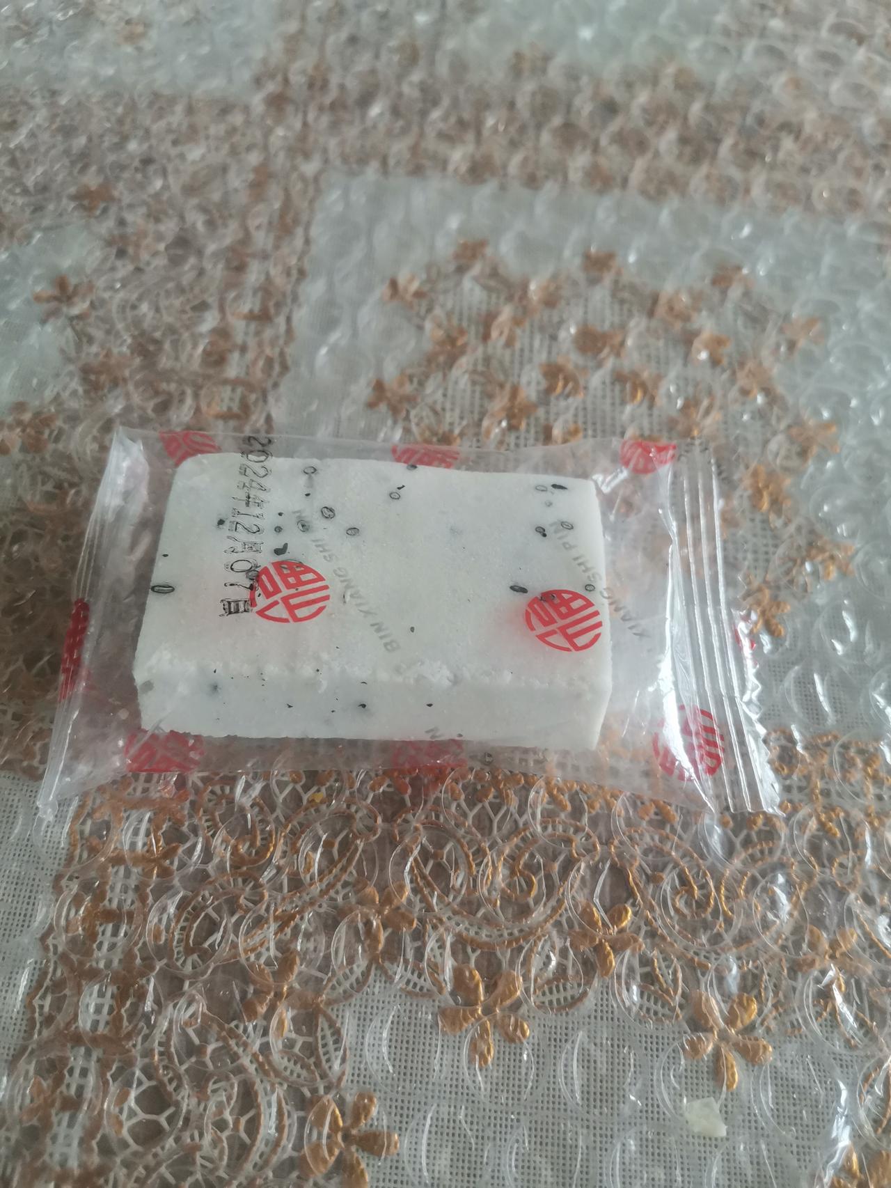 老婆把一袋云片糕撕开，说这就是你心心念念的云片糕，吃呀，再不吃就过期了。我吃了
