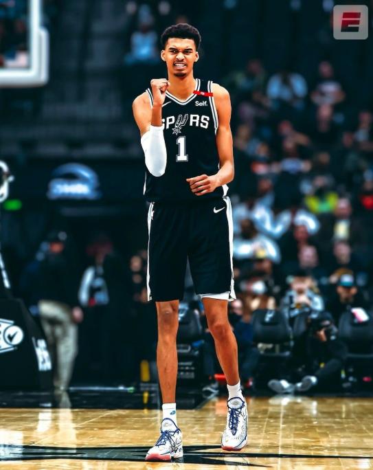 文班亚马的真实身高，把整个NBA都骗了选秀报告上写的是2米22，后来改成了2