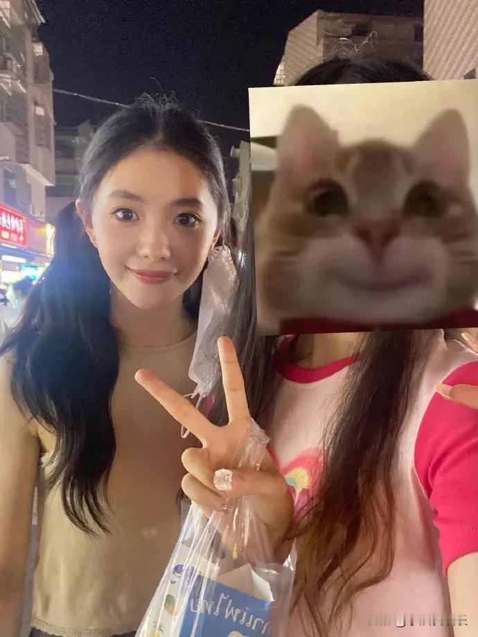 与路人合照里的刘浩存​​​，她的头，米粒大小，她资源好是真的因为她自身条件太好