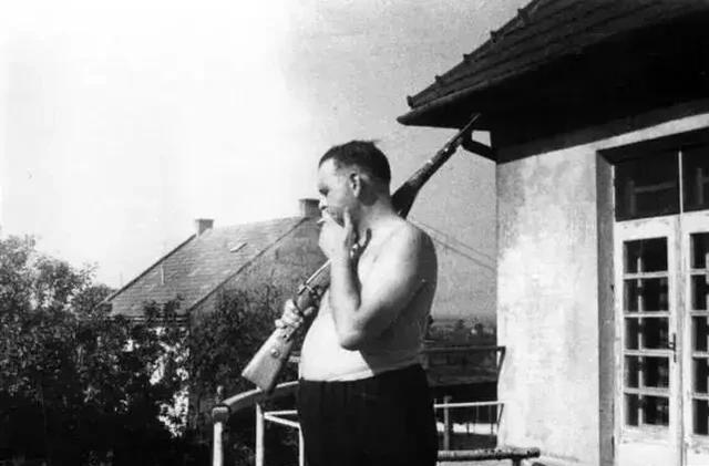 绞死他！没死。再来一次！又没死。第三次，绞索套紧，活板一开，人吊在半空晃荡。刽子