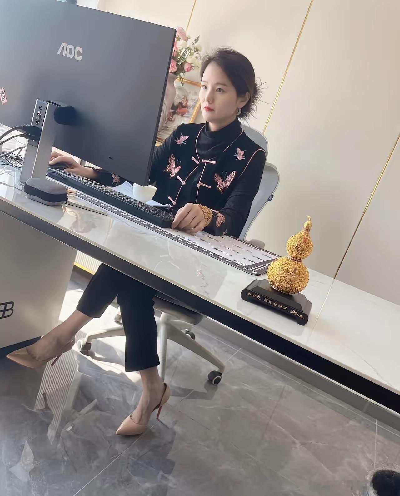 说实话你第一眼看的是哪里？