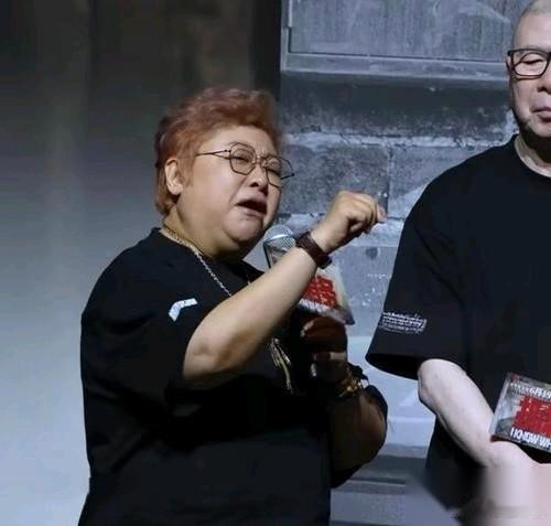 韩红令人讨厌的三大原因估计韩红也纳闷，明明自己很讲义气，只是替好友冯小刚宣传了